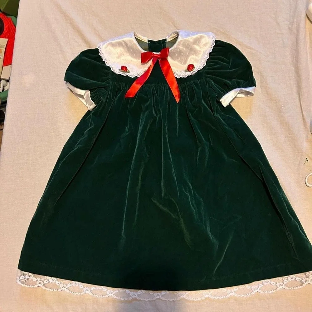 Vintage green velvet girl dress with white lace collar